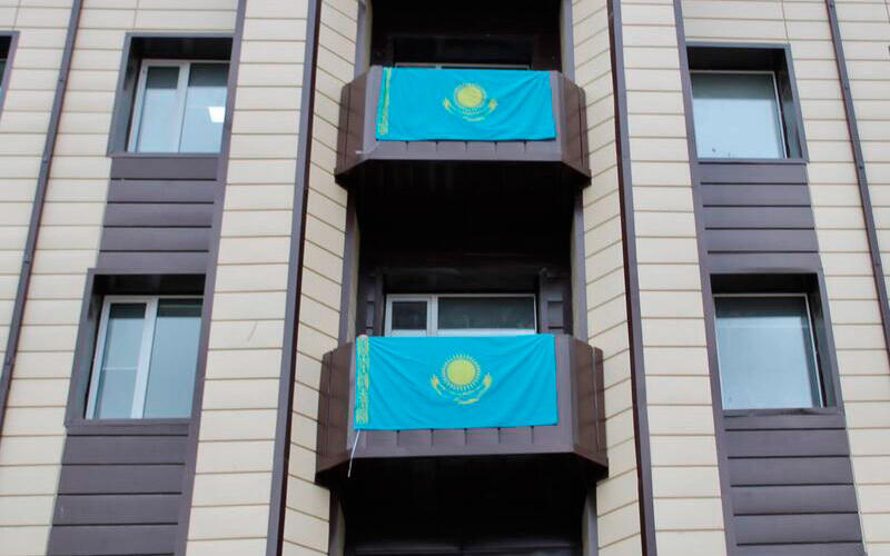 Казахстанцы украсили балконы жилых домов государственным флагом. Фото: gurk.kz