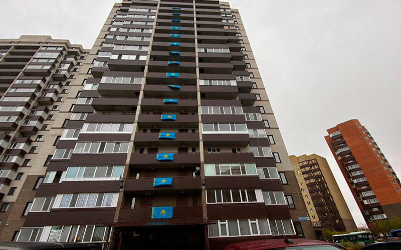 Казахстанцы украсили балконы жилых домов государственным флагом. Фото: pkzsk.info
