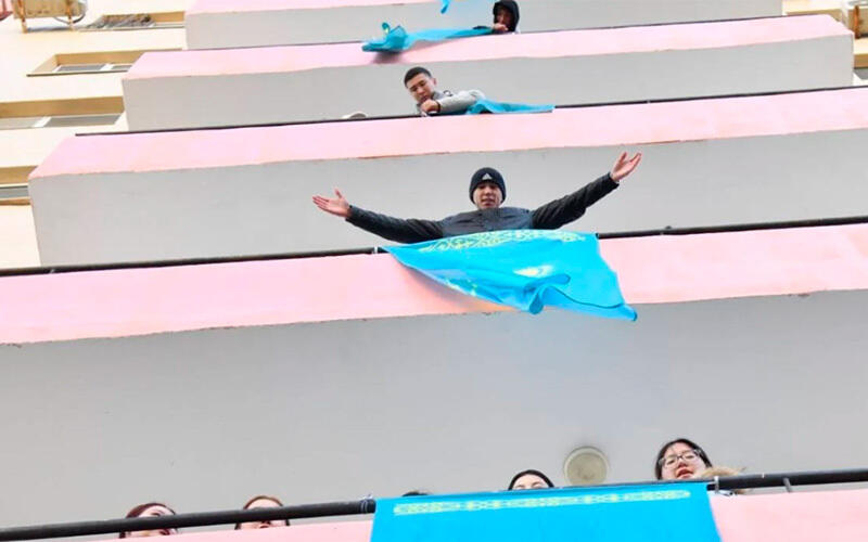 Казахстанцы украсили балконы жилых домов государственным флагом. Фото: informburo.kz