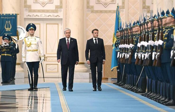 Presidents of Kazakhstan and France hold talks in a narrow format