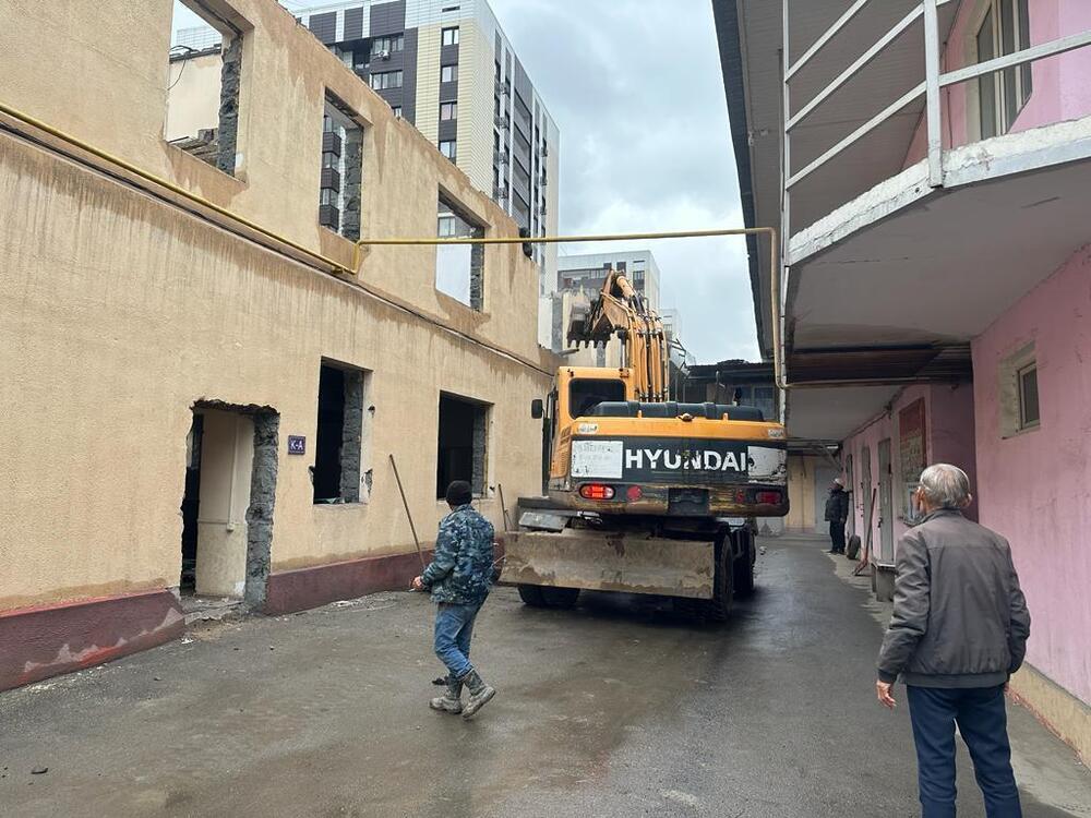 Очередное незаконное строение сносят в Алматы