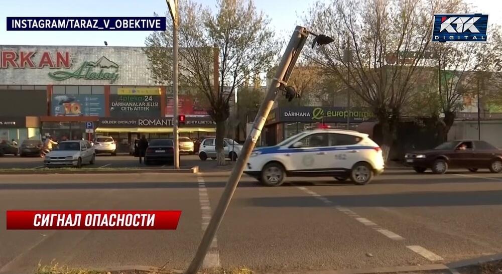 Светофор упал на голову беременной жительнице Тараза