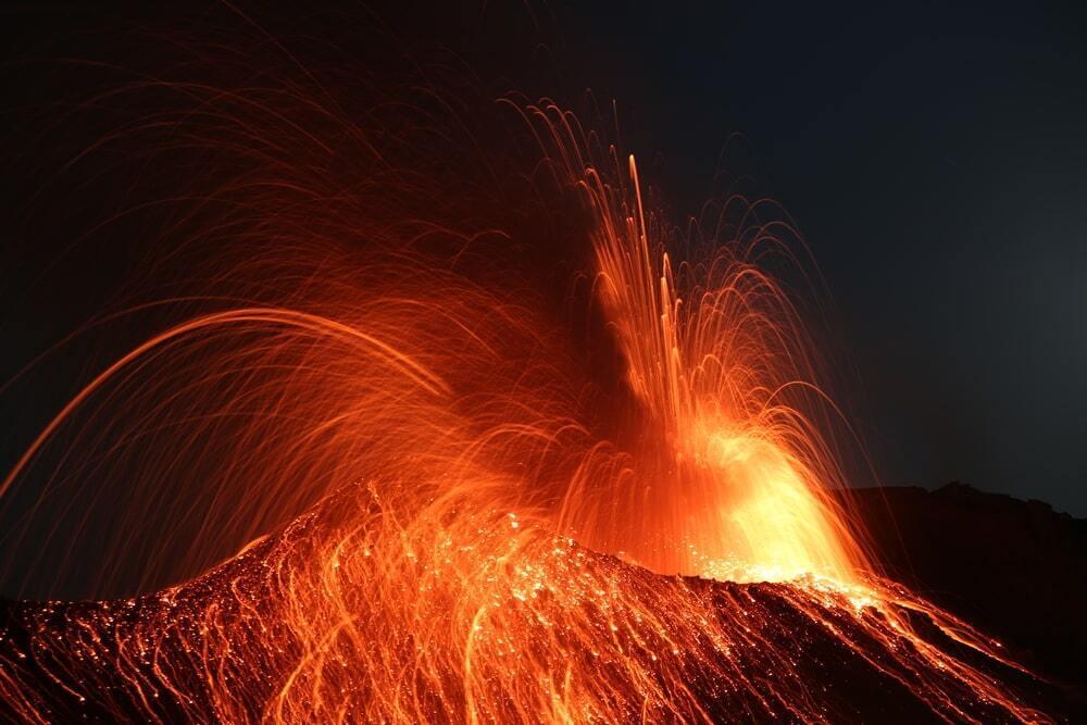 Извержение вулкана Этна в Италии сняли на видео