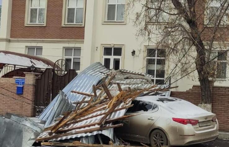 Storm wind passed through the cities of Kazakhstan
