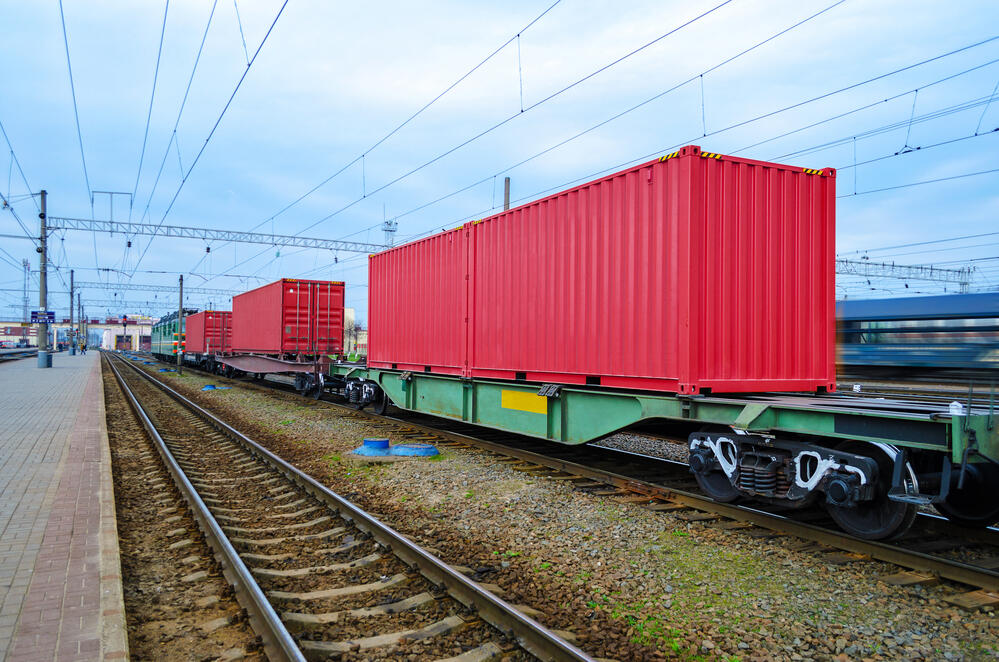 Премьер-министр поручил упростить процедуры оформления и прохождения грузов по железной дороге
