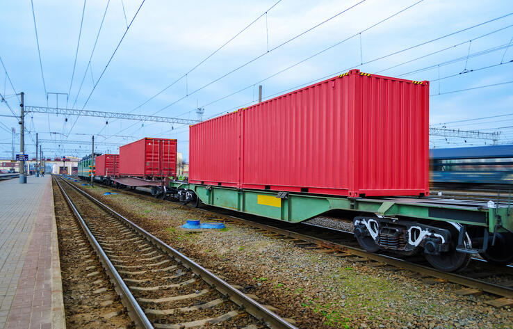 Премьер-министр поручил упростить процедуры оформления и прохождения грузов по железной дороге