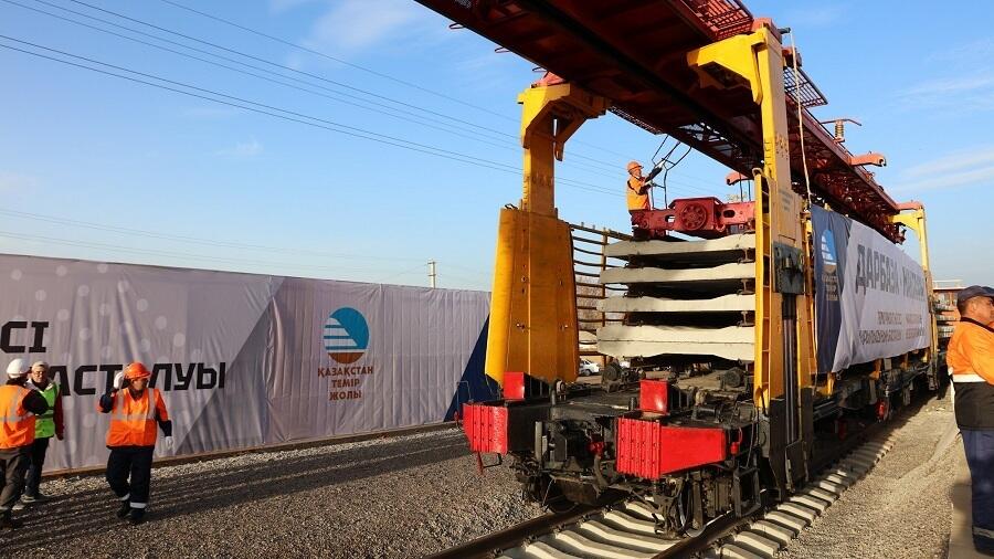 В Туркестанской области началось строительство новой железнодорожной линии Дарбаза - Мактаарал 