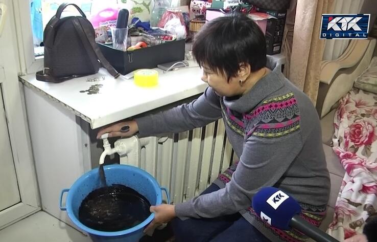 Коммунальная авария в Щучинске: из батарей льется мазут