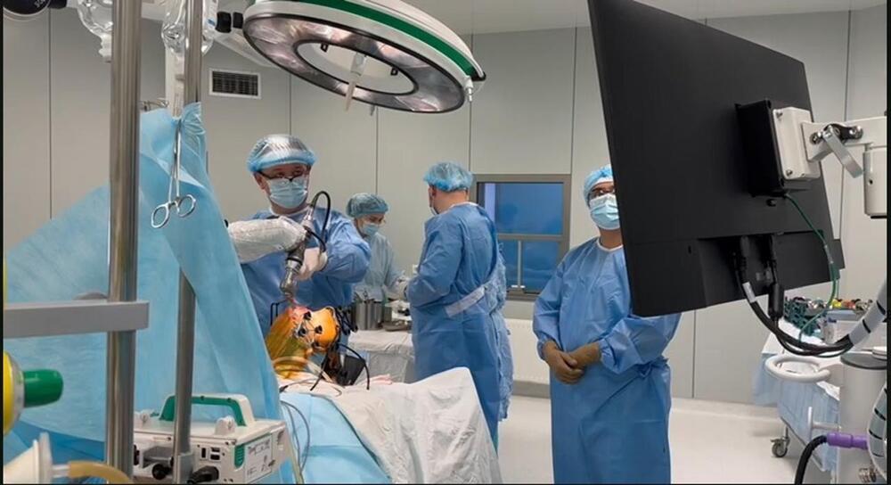 Елордалық дәрігерлер алғаш рет робот-ассистенттің көмегімен 5 пациентке операция жасады