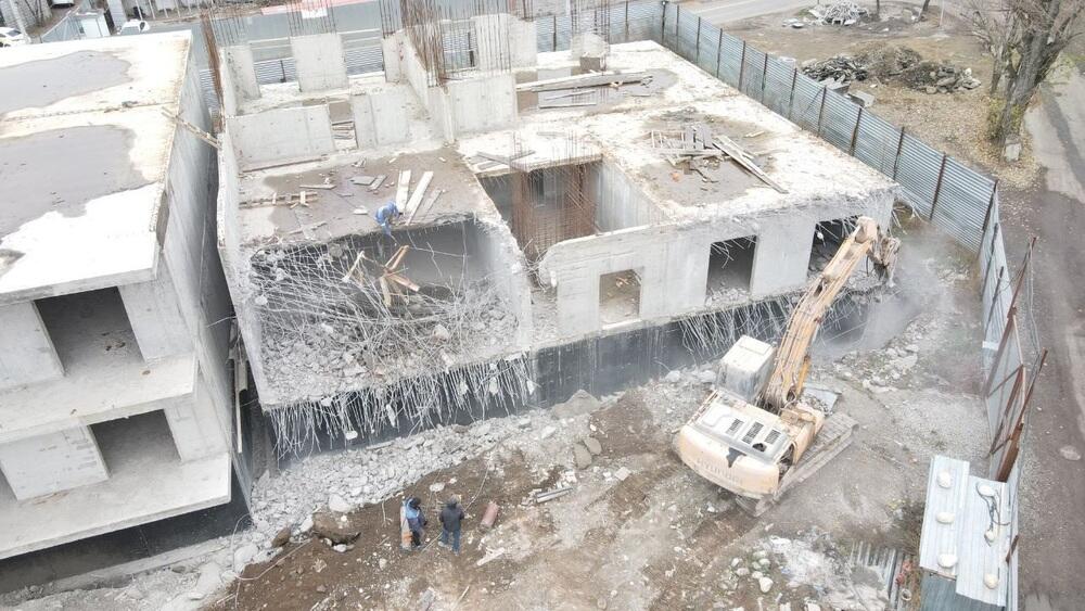 В Алматы по решению суда сносят жилой комплекс в горах