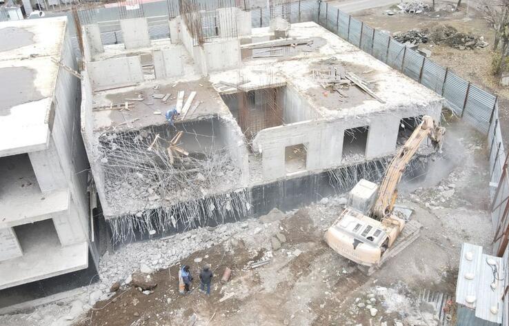 В Алматы по решению суда сносят жилой комплекс в горах