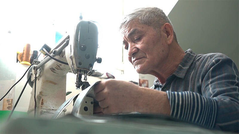 Ручное изготовление обуви в Синьцзяне