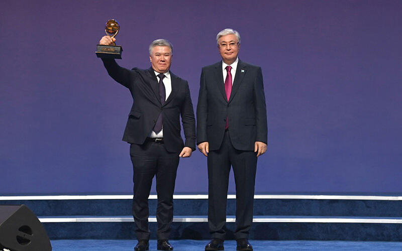 Лауреаты премии "Парыз" и конкурса "Алтын сапа" Президента Республики Казахстан 2023 года. Фото: Akorda