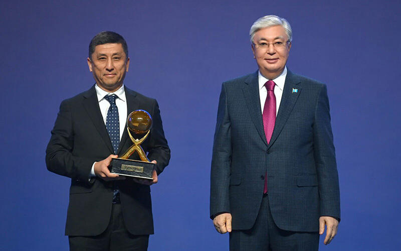 Лауреаты премии "Парыз" и конкурса "Алтын сапа" Президента Республики Казахстан 2023 года. Фото: Akorda