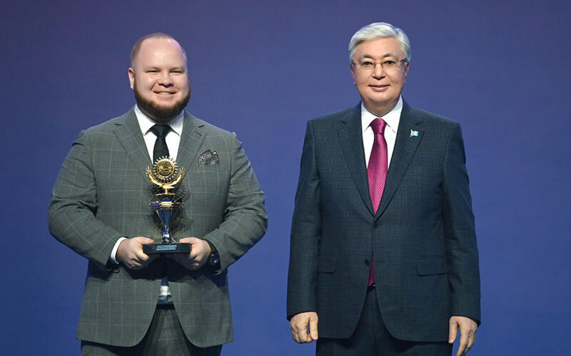 Лауреаты премии "Парыз" и конкурса "Алтын сапа" Президента Республики Казахстан 2023 года. Фото: Akorda
