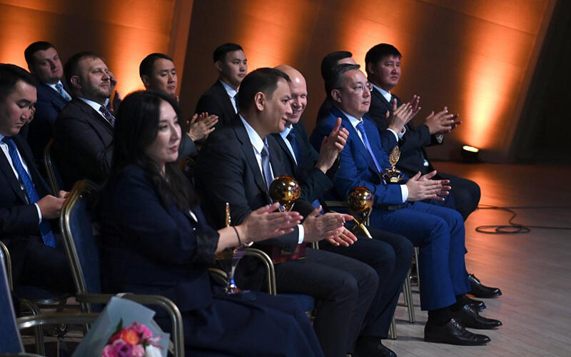 Лауреаты премии "Парыз" и конкурса "Алтын сапа" Президента Республики Казахстан 2023 года. Фото: Akorda