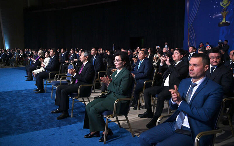 Қазақстан Республикасы Президентінің 2023 жылғы "Парыз" сыйлығы мен "Алтын сапа" конкурсының лауреаттары. Сурет: Akorda