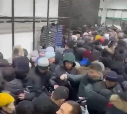 В Алматы покупатели устроили давку в ТРЦ из-за акции в бутике