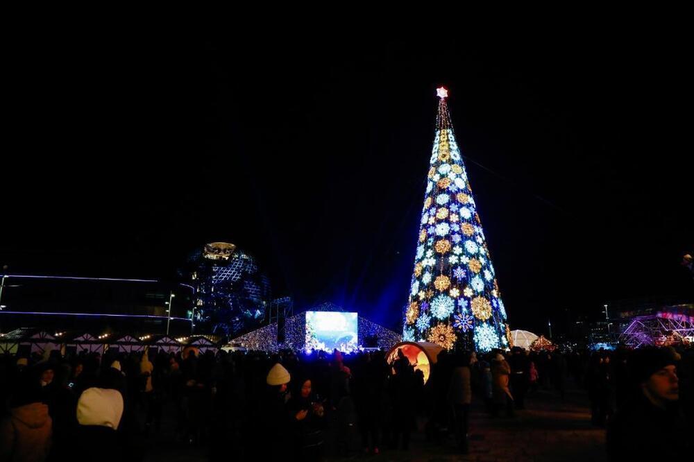 Главную новогоднюю елку зажгли в Астане