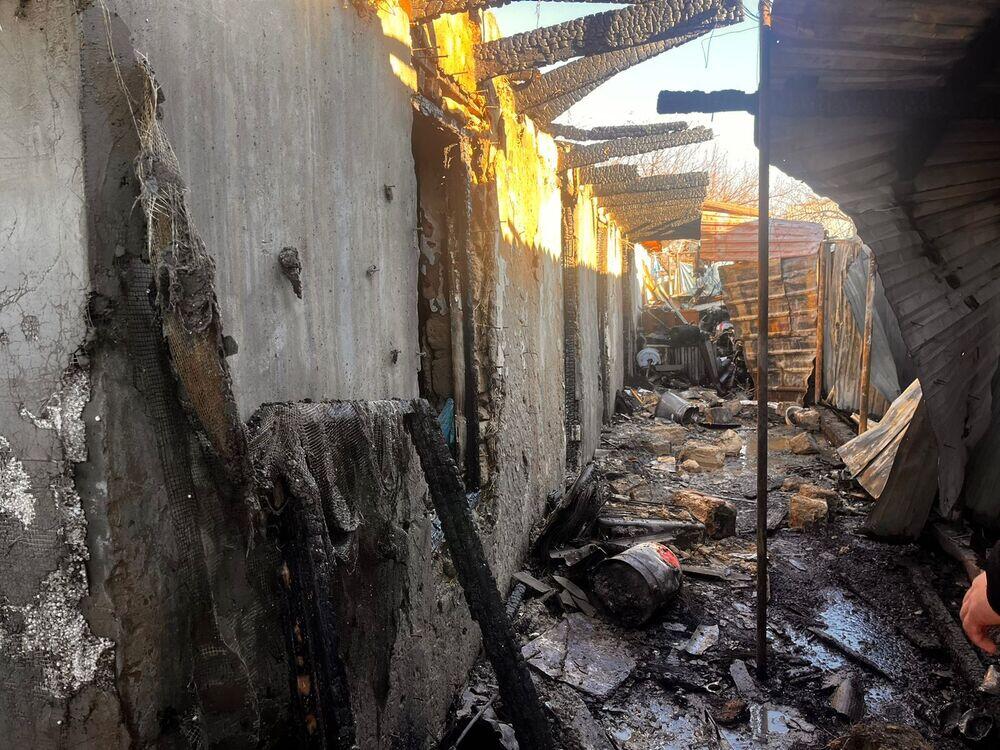 В Алматы двое мужчин спасли подростка из горящей времянки 