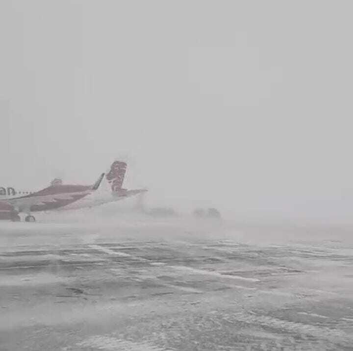 Из-за непогоды аэропорт Астаны закрыли, задержаны 27 рейсов

