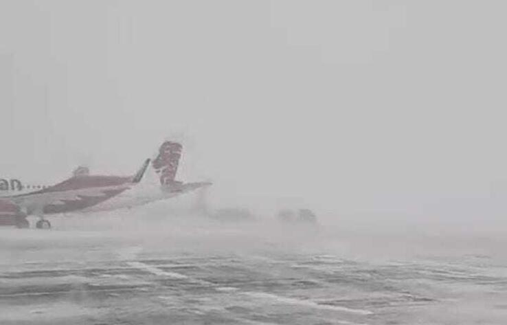 Из-за непогоды аэропорт Астаны закрыли, задержаны 27 рейсов

