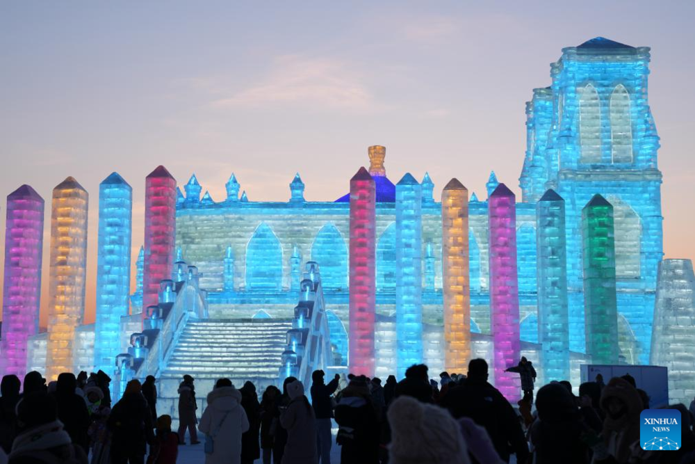 В китайском Харбине построили ледяной город. Фото: Xinhua/Wang Jianwei
