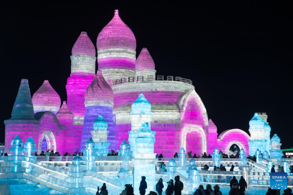 В китайском Харбине построили ледяной город. Фото: Xinhua/Wang Jianwei