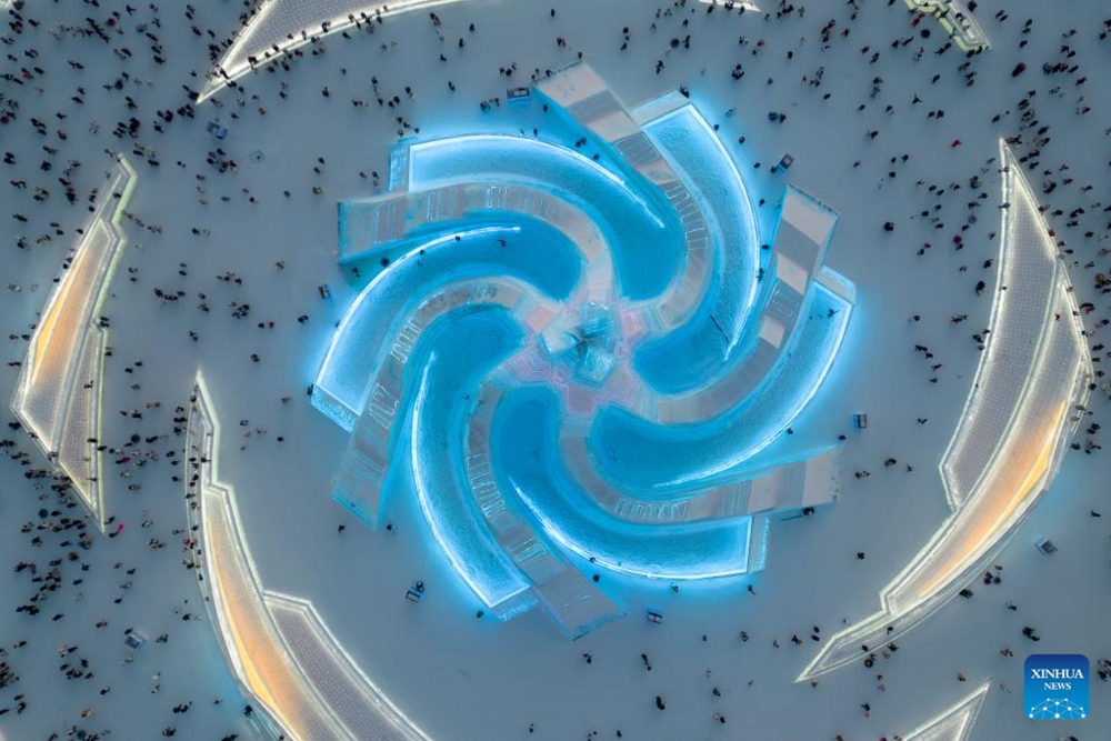 В китайском Харбине построили ледяной город. Фото: Xinhua/Zhang Tao