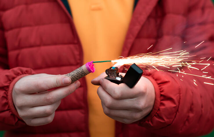 В Усть-Каменогорске подростку оторвало часть пальца взорвавшейся петардой