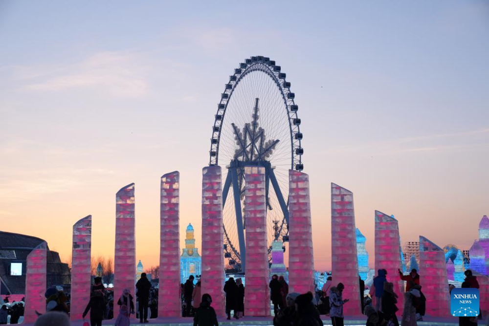 Қытайдың Харбин қаласында мұз қала салынды. Сурет: Xinhua/Wang Jianwei