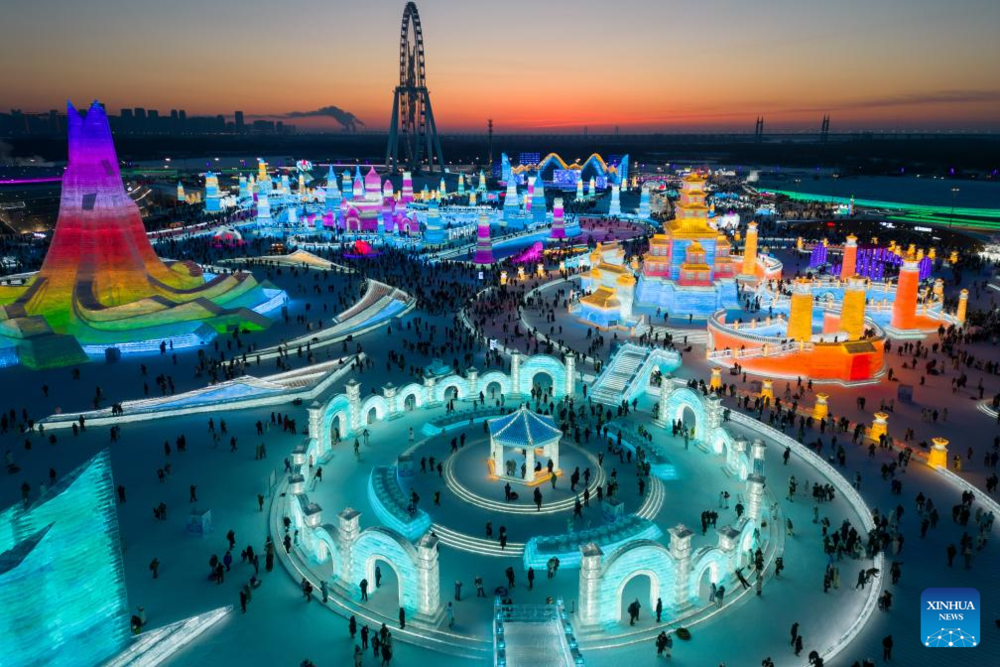 Қытайдың Харбин қаласында мұз қала салынды. Сурет: Xinhua/Wang Jianwei