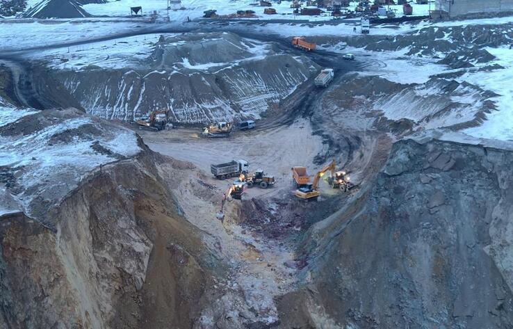 Bus with rescuers buried in collapsed gold mine still not found