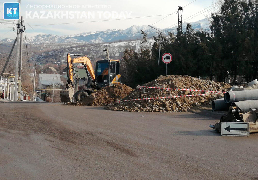 Самоуправство - алматинцы пожаловались на раскопки на улице Утегенова