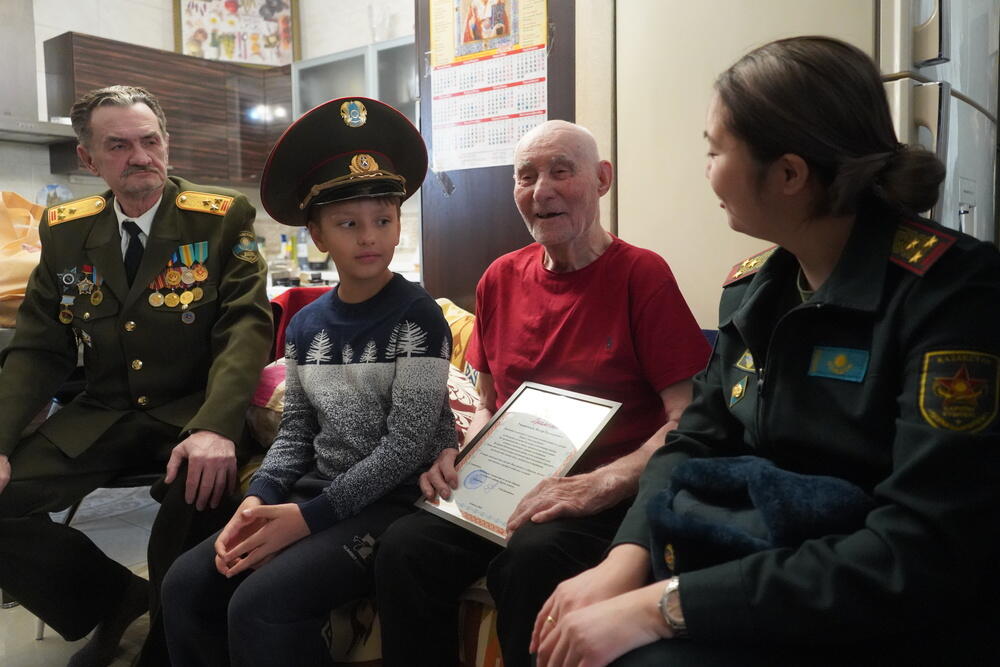 В Алматы военнослужащие поздравили ветерана войны с вековым юбилеем