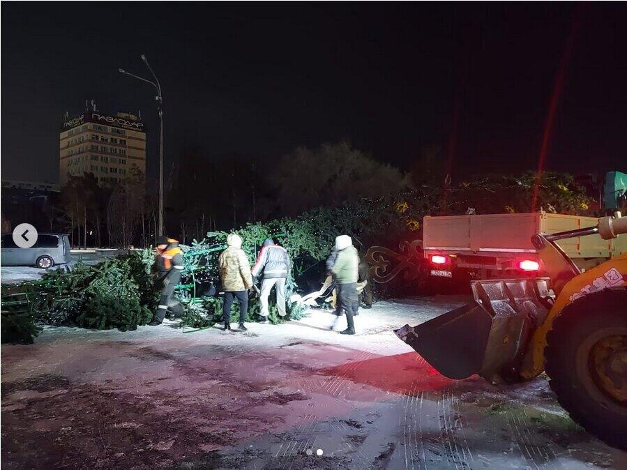 Оборванные провода и рухнувшие елки: в казахстанских городах устраняют последствия урагана