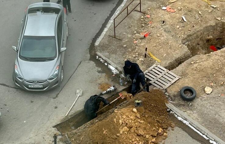 Жители микрорайона в Актау пожаловались на незаконные раскопки: подрядчика оштрафовали