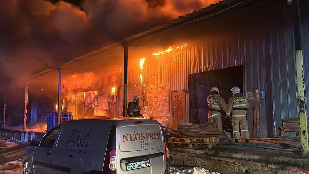 Крупный пожар на складе в Алматы: огнеборцам удалось предотвратить взрыв