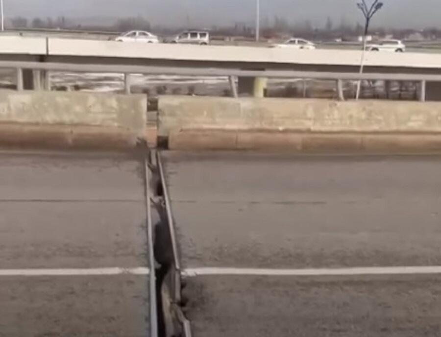 На мосту автомобильной развязки в Алматы разошелся шов