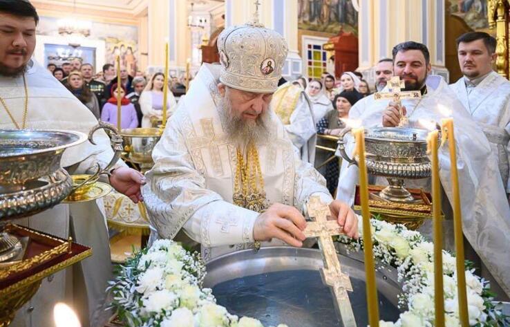 Шоқындыру: Қазақстанда арнайы орындарда шомылу рәсімі өтуде