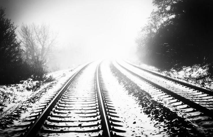 Два человека погибли под колесами поезда в Казахстане