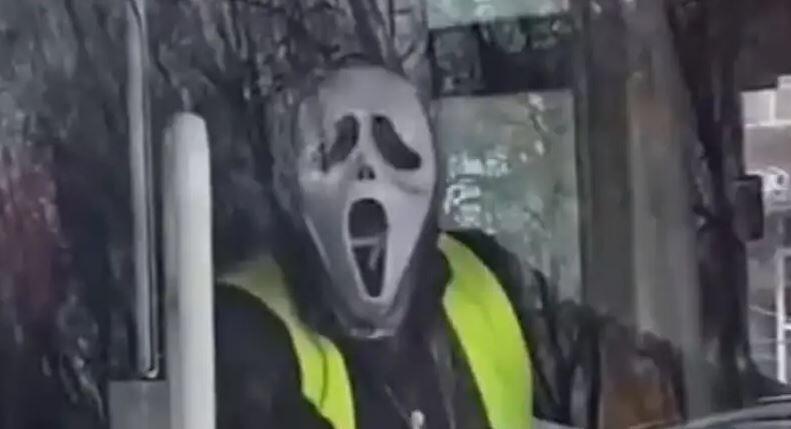 В Усть-Каменогорске уволили водителя автобуса, работавшего в маске из фильма "Крик"