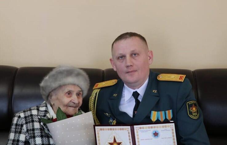 Ветерана войны поздравили со столетним юбилеем военнослужащие ВС