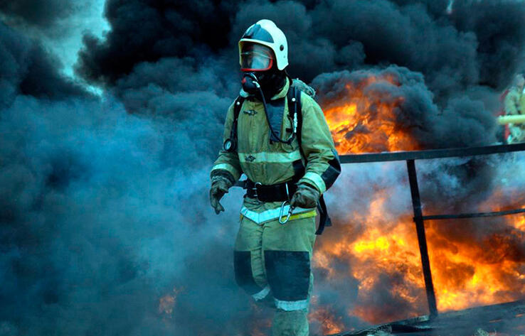 Крупный пожар произошел в Первомайской промышленной зоне Алматинской области