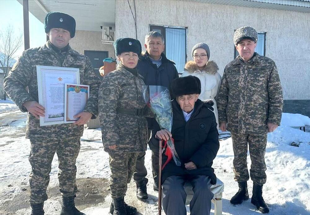 В Талдыкоргане военнослужащие поздравили ветерана войны Ыскака Кусайынова со столетием