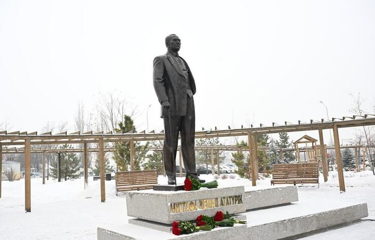 В Алматы открыли памятник Ататюрку