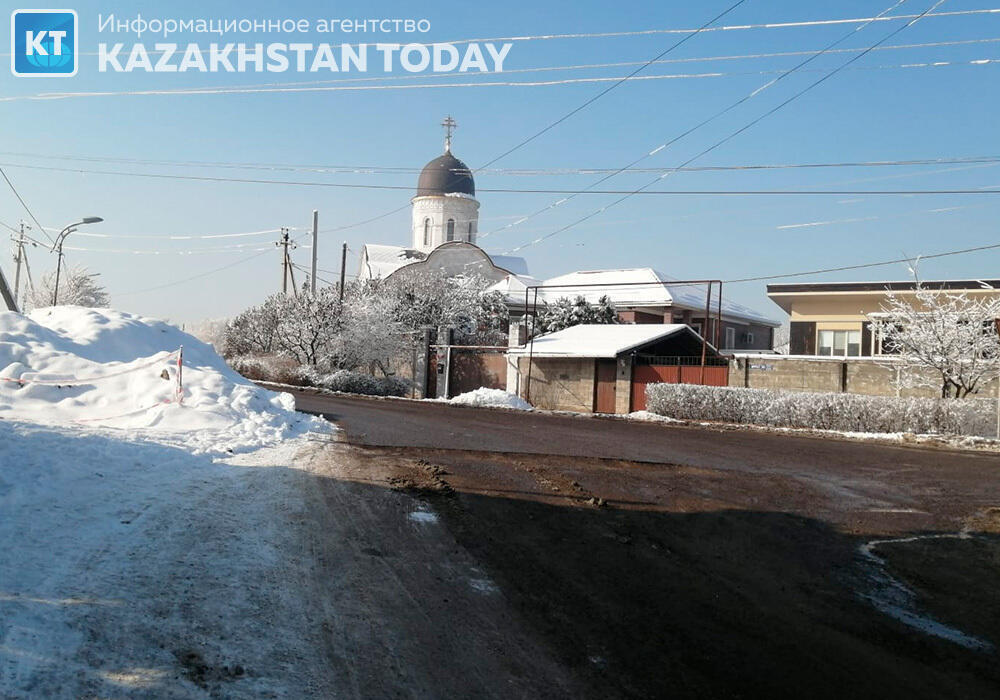 Раскопки на Утегенова: алматинцы жалуются на образовавшуюся яму 
