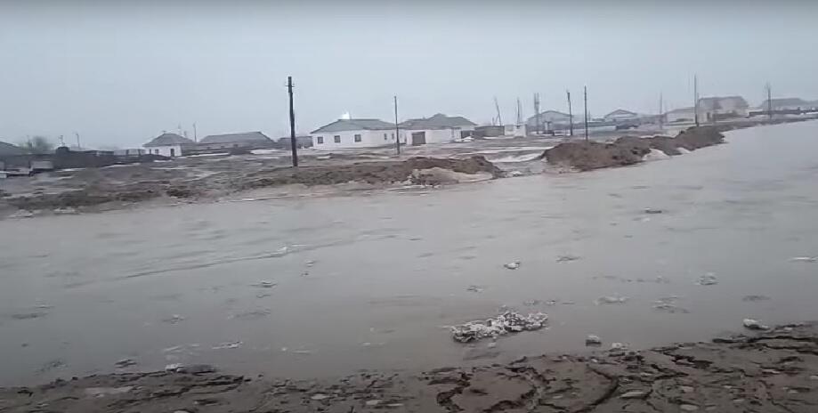 Угроза подтопления домов возникла в одном из районов Атырауской области