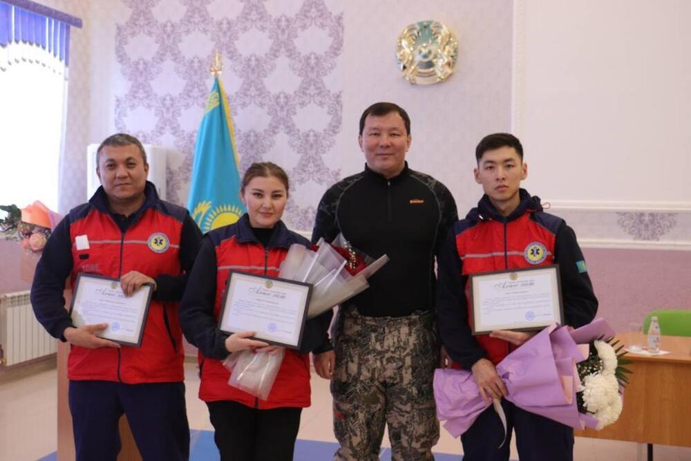В Актюбинской области наградили фельдшеров, добиравшихся по сугробам к пациенту
