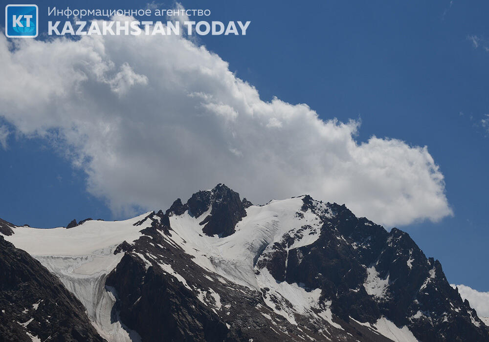 Три лавины за день сошли в горах Казахстана: на юго-востоке ряд дорог перекрыли до мая